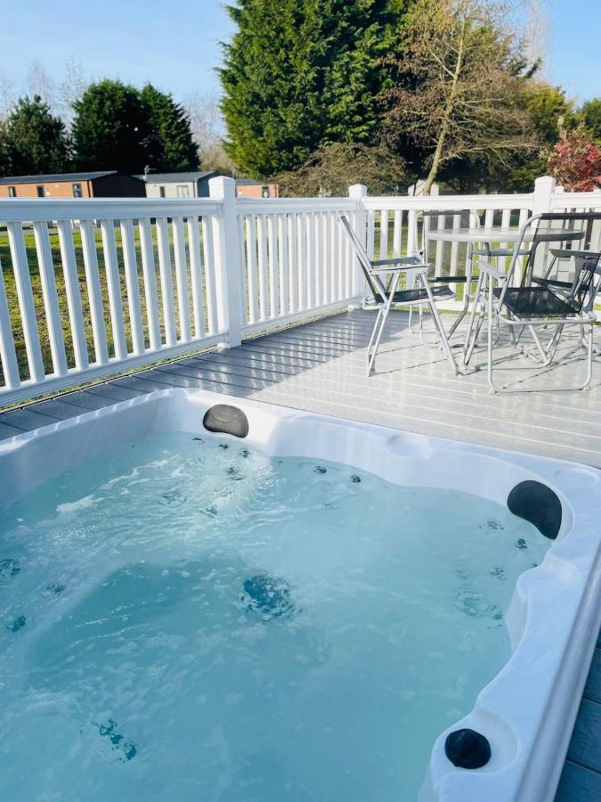 Brians Lodge With Hot Tub Pocklington Kültér fotó
