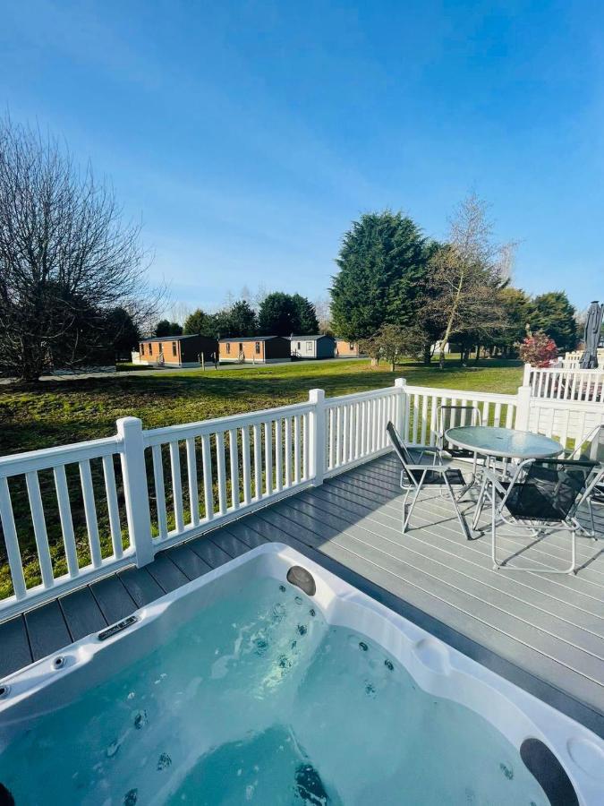 Brians Lodge With Hot Tub Pocklington Kültér fotó
